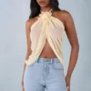 Virelle Neckholder-Oberteil mit offenem Vorderteil in Butter Yellow Virelle Neckholder-Oberteil mit offenem Vorderteil in Butter Yellow