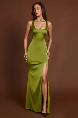 Vittoria Maxikleid mit U-Ausschnitt und Schnürung am Rücken in Olivgrün