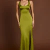 Vittoria Maxikleid mit U-Ausschnitt und Schnürung am Rücken in Olivgrün Vittoria Maxikleid mit U-Ausschnitt und Schnürung am Rücken in Olivgrün