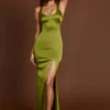 Vittoria Maxikleid mit U-Ausschnitt und Schnürung am Rücken in Olivgrün Vittoria Maxikleid mit U-Ausschnitt und Schnürung am Rücken in Olivgrün