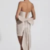 Viviana Satin-Minikleid mit Schleifenverzierung und trägerlosem Ausschnitt in Elfenbein Viviana Satin-Minikleid mit Schleifenverzierung und trägerlosem Ausschnitt in Elfenbein