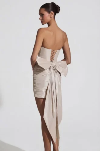Viviana Satin-Minikleid mit Schleifenverzierung und trägerlosem Ausschnitt in Elfenbein