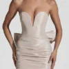 Viviana Satin-Minikleid mit Schleifenverzierung und trägerlosem Ausschnitt in Elfenbein Viviana Satin-Minikleid mit Schleifenverzierung und trägerlosem Ausschnitt in Elfenbein