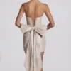 Viviana Satin-Minikleid mit Schleifenverzierung und trägerlosem Ausschnitt in Elfenbein Viviana Satin-Minikleid mit Schleifenverzierung und trägerlosem Ausschnitt in Elfenbein