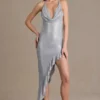 Vivienne Premium Asymmetrisches Maxikleid mit tiefem Ausschnitt und Verzierungen in Silber Vivienne Premium Asymmetrisches Maxikleid mit tiefem Ausschnitt und Verzierungen in Silber