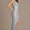 Vivienne Premium Asymmetrisches Maxikleid mit tiefem Ausschnitt und Verzierungen in Silber Vivienne Premium Asymmetrisches Maxikleid mit tiefem Ausschnitt und Verzierungen in Silber