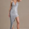 Vivienne Premium Asymmetrisches Maxikleid mit tiefem Ausschnitt und Verzierungen in Silber Vivienne Premium Asymmetrisches Maxikleid mit tiefem Ausschnitt und Verzierungen in Silber