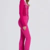 Wasserdichte Latzhose mit hoher Taille und Hosenträgern in Magenta-Pink Wasserdichte Latzhose mit hoher Taille und Hosenträgern in Magenta-Pink