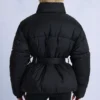 Wasserdichte Oversize-Skijacke mit Gürtel in Schwarz Wasserdichte Oversize-Skijacke mit Gürtel in Schwarz