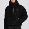 Wasserdichte, verkürzte Oversize-Skijacke in Schwarz mit Leopardenmuster Wasserdichte, verkürzte Oversize-Skijacke in Schwarz mit Leopardenmuster