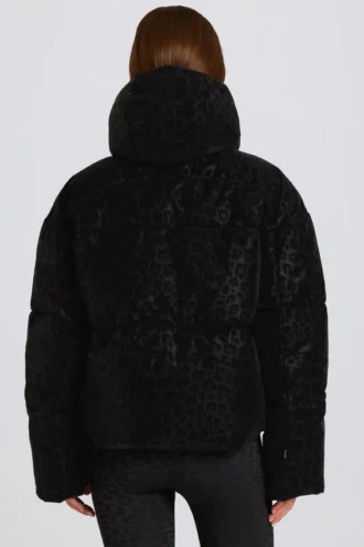 Wasserdichte, verkürzte Oversize-Skijacke in Schwarz mit Leopardenmuster Wasserdichte, verkürzte Oversize-Skijacke in Schwarz mit Leopardenmuster
