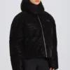 Wasserdichte, verkürzte Oversize-Skijacke in Schwarz mit Leopardenmuster Wasserdichte, verkürzte Oversize-Skijacke in Schwarz mit Leopardenmuster