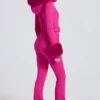 Wasserdichter, figurbetonter Skianzug mit Kunstfellkapuze in Magenta-Pink Wasserdichter, figurbetonter Skianzug mit Kunstfellkapuze in Magenta-Pink