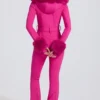 Wasserdichter, figurbetonter Skianzug mit Kunstfellkapuze in Magenta-Pink Wasserdichter, figurbetonter Skianzug mit Kunstfellkapuze in Magenta-Pink