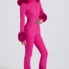 Wasserdichter, figurbetonter Skianzug mit Kunstfellkapuze in Magenta-Pink Wasserdichter, figurbetonter Skianzug mit Kunstfellkapuze in Magenta-Pink