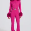 Wasserdichter, figurbetonter Skianzug mit Kunstfellkapuze in Magenta-Pink Wasserdichter, figurbetonter Skianzug mit Kunstfellkapuze in Magenta-Pink