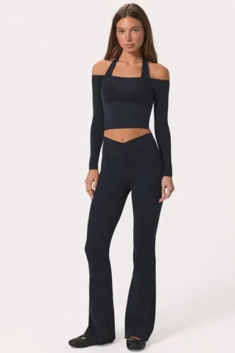 Weiche Active-Leggings mit V-Ausschnitt und ausgestelltem Bein in Schwarz