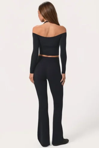 Weiche Active-Leggings mit V-Ausschnitt und ausgestelltem Bein in Schwarz