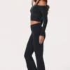 Weiche Active-Leggings mit V-Ausschnitt und ausgestelltem Bein in Schwarz Weiche Active-Leggings mit V-Ausschnitt und ausgestelltem Bein in Schwarz