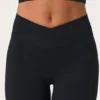 Weiche Active-Leggings mit V-Ausschnitt und ausgestelltem Bein in Schwarz Weiche Active-Leggings mit V-Ausschnitt und ausgestelltem Bein in Schwarz