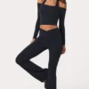 Weiche Active-Leggings mit V-Ausschnitt und ausgestelltem Bein in Schwarz Weiche Active-Leggings mit V-Ausschnitt und ausgestelltem Bein in Schwarz