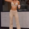 Weiche, hoch taillierte Hose mit Umschlagbund aus Rippstrick in Beige Sand Weiche, hoch taillierte Hose mit Umschlagbund aus Rippstrick in Beige Sand