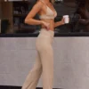 Weiche, hoch taillierte Hose mit Umschlagbund aus Rippstrick in Beige Sand Weiche, hoch taillierte Hose mit Umschlagbund aus Rippstrick in Beige Sand