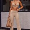 Weiche, hoch taillierte Hose mit Umschlagbund aus Rippstrick in Beige Sand Weiche, hoch taillierte Hose mit Umschlagbund aus Rippstrick in Beige Sand