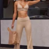 Weiche, hoch taillierte Hose mit Umschlagbund aus Rippstrick in Beige Sand Weiche, hoch taillierte Hose mit Umschlagbund aus Rippstrick in Beige Sand