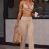 Weiche, hoch taillierte Hose mit Umschlagbund aus Rippstrick in Beige Sand Weiche, hoch taillierte Hose mit Umschlagbund aus Rippstrick in Beige Sand