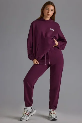 Weiche Jogginghose aus Baumwolljersey mit mittlerer Leibhöhe in der Farbe Grape