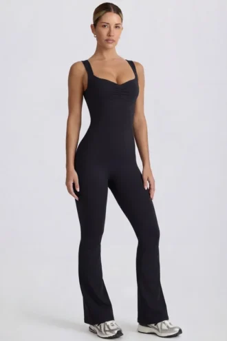 Weicher Active-Jumpsuit mit Cut-out am Rücken in Schwarz Weicher Active-Jumpsuit mit Cut-out am Rücken in Schwarz