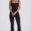 Weicher Active-Jumpsuit mit Cut-out am Rücken in Schwarz Weicher Active-Jumpsuit mit Cut-out am Rücken in Schwarz