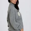 Weicher, übergroßer Pullover aus Strick in Grau Weicher, übergroßer Pullover aus Strick in Grau