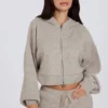 Weicher, kurz geschnittener Hoodie mit Reißverschluss aus Strick in Beige