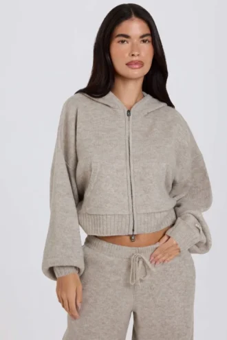 Weicher, kurz geschnittener Hoodie mit Reißverschluss aus Strick in Beige