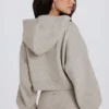 Weicher, kurz geschnittener Hoodie mit Reißverschluss aus Strick in Beige