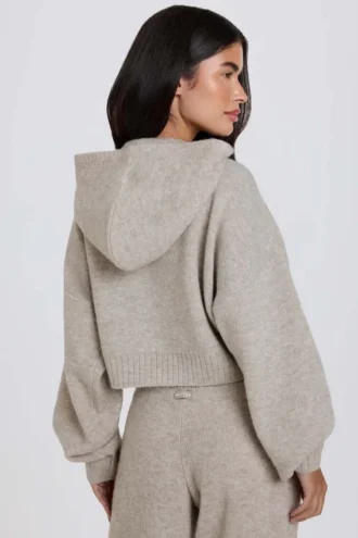 Weicher, kurz geschnittener Hoodie mit Reißverschluss aus Strick in Beige