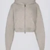 Weicher, kurz geschnittener Hoodie mit Reißverschluss aus Strick in Beige