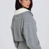 Weicher, kurz geschnittener Pullover mit mehrlagigem Kragen in Grau Weicher, kurz geschnittener Pullover mit mehrlagigem Kragen in Grau