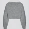 Weicher, kurz geschnittener Pullover mit mehrlagigem Kragen in Grau Weicher, kurz geschnittener Pullover mit mehrlagigem Kragen in Grau