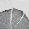 Weicher, kurz geschnittener Pullover mit mehrlagigem Kragen in Grau Weicher, kurz geschnittener Pullover mit mehrlagigem Kragen in Grau