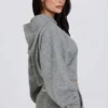 Weicher, verkürzter Hoodie mit Reißverschluss aus Strick in Grau
