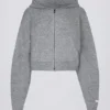 Weicher, verkürzter Hoodie mit Reißverschluss aus Strick in Grau
