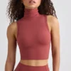 Weiches, aktives Tanktop mit Rollkragen in Rostrot