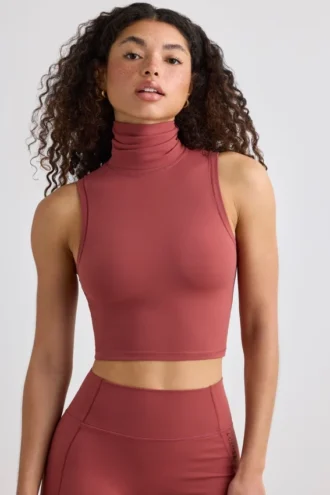 Weiches, aktives Tanktop mit Rollkragen in Rostrot