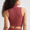 Weiches, aktives Tanktop mit Rollkragen in Rostrot