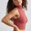 Weiches, aktives Tanktop mit Rollkragen in Rostrot