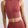 Weiches, aktives Tanktop mit Rollkragen in Rostrot