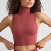 Weiches, aktives Tanktop mit Rollkragen in Rostrot